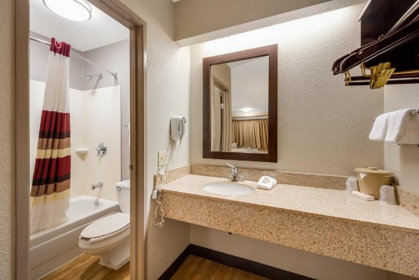 Red Roof Inn Asheville - Biltmore West image 25